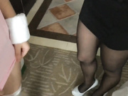 大鸡巴哥酒店双飞两个制服妹子其中一个下面有血迹720P高清