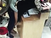 监控摄像机全程拍摄 服装店老板娘边看店边偷情 好象有人进来了 还假装没事