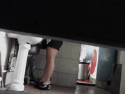 最新流出美罗城车站靠窗篇第61季讲方言的吊带美女