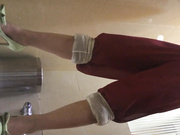 同乐溜冰场高跟漂亮长发美女嘘嘘后用擦逼纸擦皮鞋有点意思