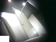 美女去厕所不带纸 用别人的擦逼质还嫌人脏