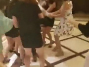 十几个美女把一个男人按在地上，无奈被脱裤子玩鸡巴