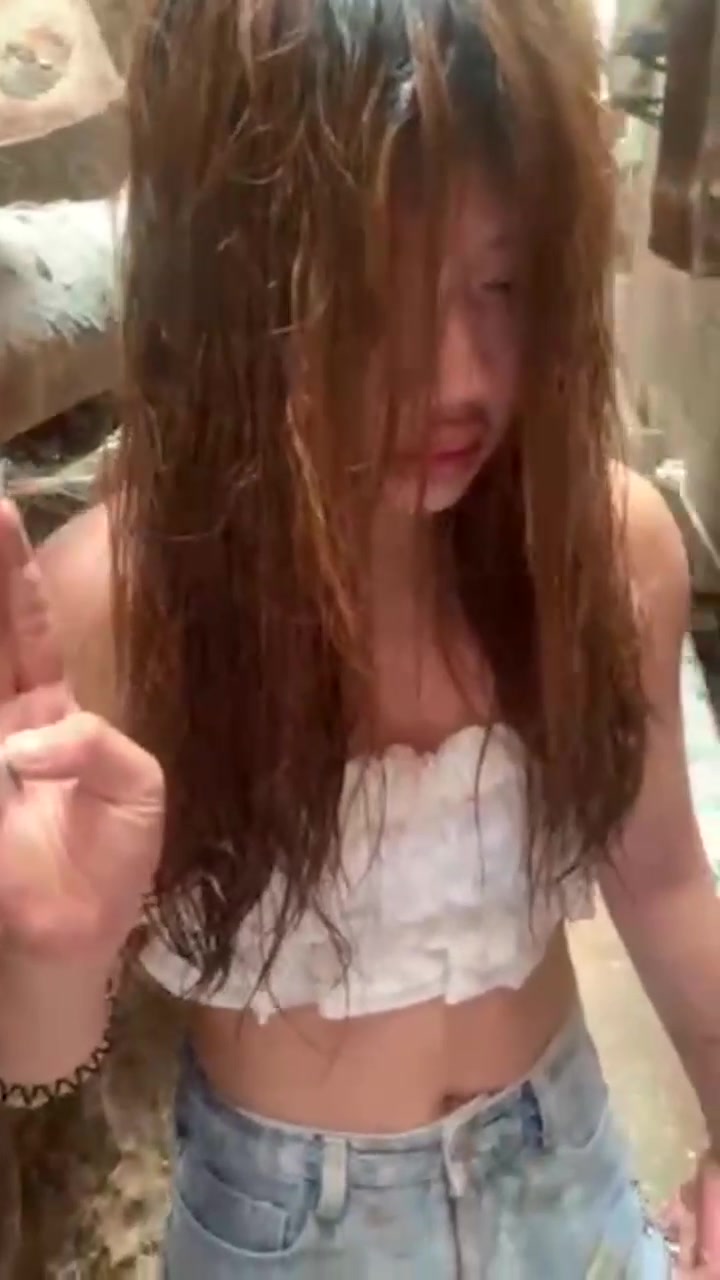 校园霸凌扒光小妹衣服用木棍插入+筷子撑开她的逼往里面灌白酒