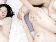 美乳少女性爱不断抽插站立打桩逼逼干肿了