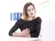 斯塔和凯蒂·罗斯在性交三人行中让她们射精