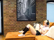 年轻夫妇如何他妈的三人行性爱玩弄大鸡巴不断高潮