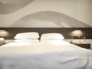 两妹子先操一个笑起来甜美大长腿美女口交