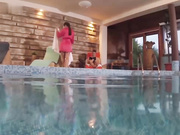 红发少女被游泳教练殴打淫穴玩弄掰穴刺激