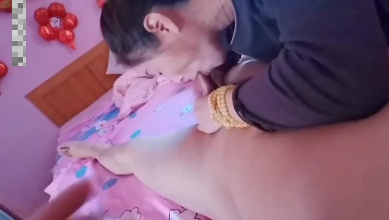 【乱伦丈母娘】趁媳妇不在家和丈母娘好好玩玩