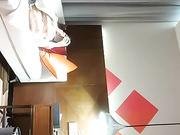 化妆品专卖店的小三被打 衣服都扒奶子都露出来了太暴力 骑着凑 别说还挺漂亮