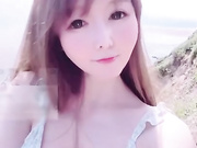 大奶美眉海边展示诱人的娇躯白虎鲍鱼超粉