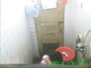 【經典盜錄】趴窗戶邊窺視良家人妻少婦洗浴護膚 雪白肌膚粉嫩美乳看得讓人欲火焚身 720P高清原版