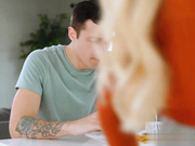 我基本上赤身裸体就在你身后—诱惑地嘲笑继子