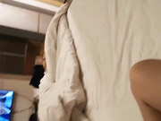 公司新來的前臺實習大學生妹子被中年男領導帶入酒店開房潛規則啪啪 摳逼摸奶上位騎乘幹得奶子亂晃 國語高清