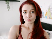 巨大的黑人家伙在看到他的角质室友自慰后操她