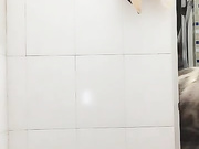 喷血大奶女主播来大姨妈了不敢乱搞只能洗澡给大家看