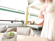 酒店里的荡妇操弄我的鸡巴，直到我进入她体内