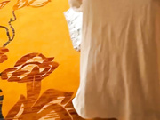 少妇以电视坏了为由骗维修人员来家里修电视 故意穿的很少 这谁能把持住一下就把少妇给上了