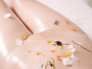 女体盛宴完美极品身材女孩被慢慢吃掉