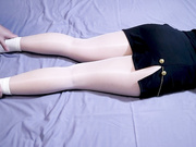 女友穿着油亮白丝让我帮忙按摩一下腿部，随后3分钟内让我射了2次