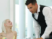 可爱的莉莉在单身女郎逍遥游中肛交