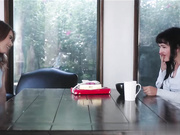 吉尔·卡西迪引诱克里斯·林恩进行女同性恋