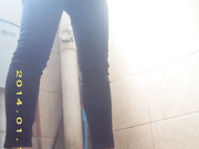 國內某高校公共女廁全景偷拍各式美女少婦如廁 貌似得還未開苞啊 720P原版高清