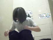 某大型商場公共衛生間拍攝到的各式美女如廁 有個戴著大金鏈子的小姐姐很仔細的摩擦陰唇很大的毛穴 1080P高清