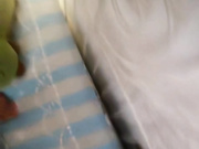 给老婆约个单男床上操。单男：我告诉你，我要射了。老公：等一会儿，别着急，真射啦？ 媳妇上下都有吃，开