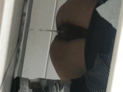 街頭公廁坑神蹲守公共女廁偷拍各式年輕漂亮美女如廁 有個白衣妹子排卵期白色粘液扯出來很長了 1080P高清原版