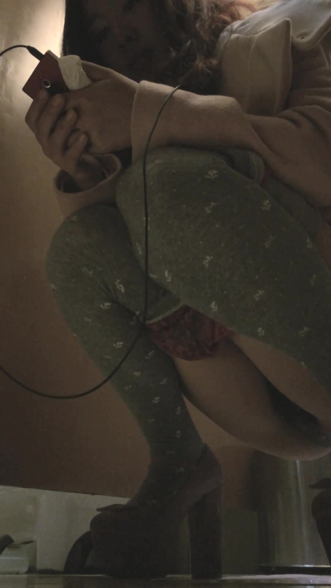 某大型商場公共女廁全景拍攝到的各式美女少婦如廁 有個穿羽絨服的美少婦下面的黑森林非常茂盛 1080P高清