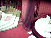 情趣酒店水滴摄像头TP胖哥带着逼毛很浓密性感的情人开房啪啪