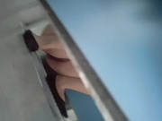 高清偷拍二个美女上廁所一个玩手机太入神一个貌似在神游景头这么近都没有发现被偷拍了