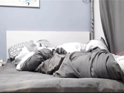 猥瑣帥氣小夥勾搭到的樣貌清純女友帶入宿舍啪啪打炮 強推到床上掰開雙腿直插花心幹得直叫受不了 國語對白 720P高清無水印