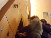 某站最新流出女偷拍客潛入洗浴中心更衣室拍攝各式美女少婦沐浴更衣 雪白肌膚堅挺美乳看得讓人欲火焚身 1080P高清原版