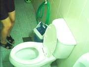 某娛樂場所公共衛生間拍攝到的各種類型年輕氣質美少婦如廁 撅著大屁股看得誘惑十足～720P高清原版