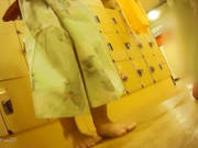 某站最新流出偷拍客潛入洗浴中心更衣室偷拍各式美女少婦沐浴更衣 有個銀絲蕾絲內褲妹子顏值超高 1080P高清原版