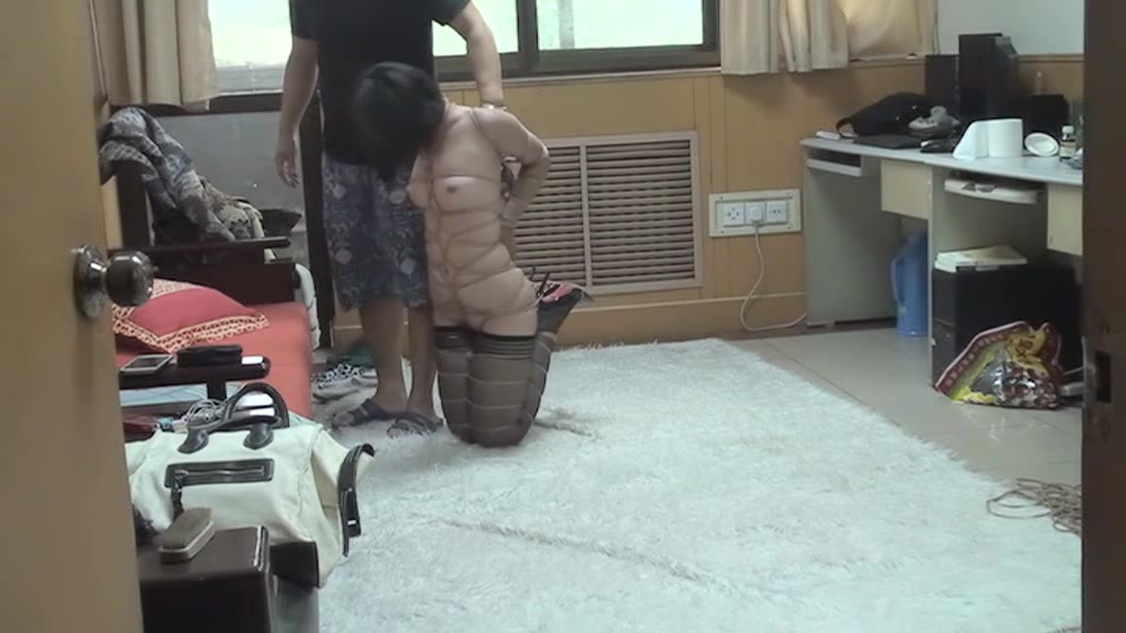 國產劇情演繹調教系列之公寓客廳裏SM捆綁調教寂寞騷浪少婦 身材苗條逼逼得被玩腫了 原版高清