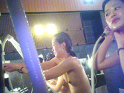 某站最新流出作品-大眾公共浴池拍攝到的年輕妹子沐浴更衣 雪白肌膚堅挺美乳絕對誘惑～1080P高清