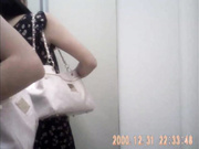 商場內衣專賣店試衣間偸拍多位青春發育期漂亮美眉試換內衣 一對美乳堅挺圓潤看得欲火焚身～2V原版高清 (1)