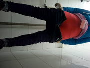 全景廁拍電信公司營業部員工尿尿 連制服都沒穿貌似是新來的實習小妹 1080P高清