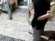 居家網絡攝像頭拍攝到的年輕小少婦姨媽期間不能啪啪 只好與老公抹油擼雞巴高潮顏射吃精～720P高清