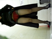 最新流出作品-國內某商場公共女廁拍攝到的各式美女少婦如廁 有個紅內褲妹子顏值蠻高的～2V露臉高清 (1)