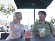 [HIKR-226] ロスで有名なイン●●トバーガーの痩せ巨乳ウエイトレスを待ち伏せナンパして謝礼交渉でどこまでやってくれるのか？ジェンナ（31 - 1of5