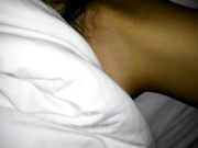 周末假期帶著朋友顏值不錯的遠方表妹景區遊玩 晚上吃飯灌醉帶入酒店脫光衣服任意玩弄 小穴粉嫩水超多 1080P原版高清