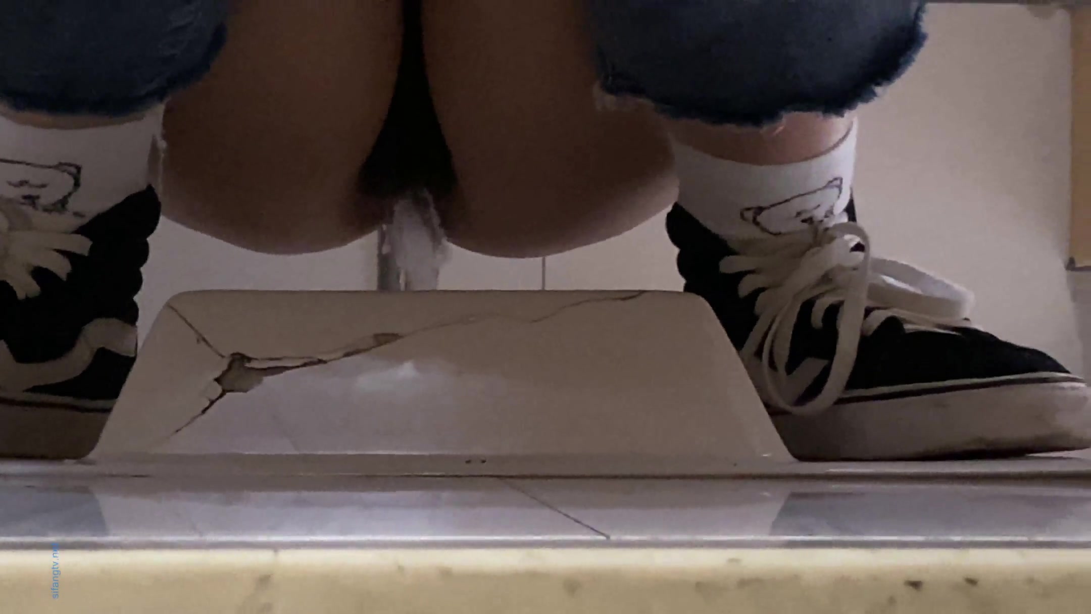 最新流出-某商場高檔餐廳公共女廁偷拍吃夜宵的各式美女少婦如廁噓噓 有個顏值清純妹子逼毛真性感 原版高清