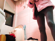 精品推薦 出租屋浴室攝像頭拍攝到的租客眼鏡少婦尿尿 用消毒液開水洗逼逼 看得欲火焚身誘惑十足～1080P高清