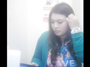 高檔餐廳公共衛生間超正視角拍攝到的食客美女如廁放尿 絕對美女如雲身材顏值爆表嫩穴清晰可視 720P原版高清