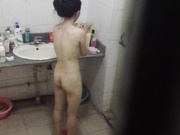 某公司女宿舍公共衛生間拍攝到的愛美的排骨妹子沐浴更衣 洗完後還給乳房擦了什麽東西～1080P高清