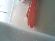 暑假到姨媽家玩在浴室浴缸旁偷放攝像頭偷拍眼鏡表姐洗澡 下面毛毛濃密看得欲火焚身 露臉高清